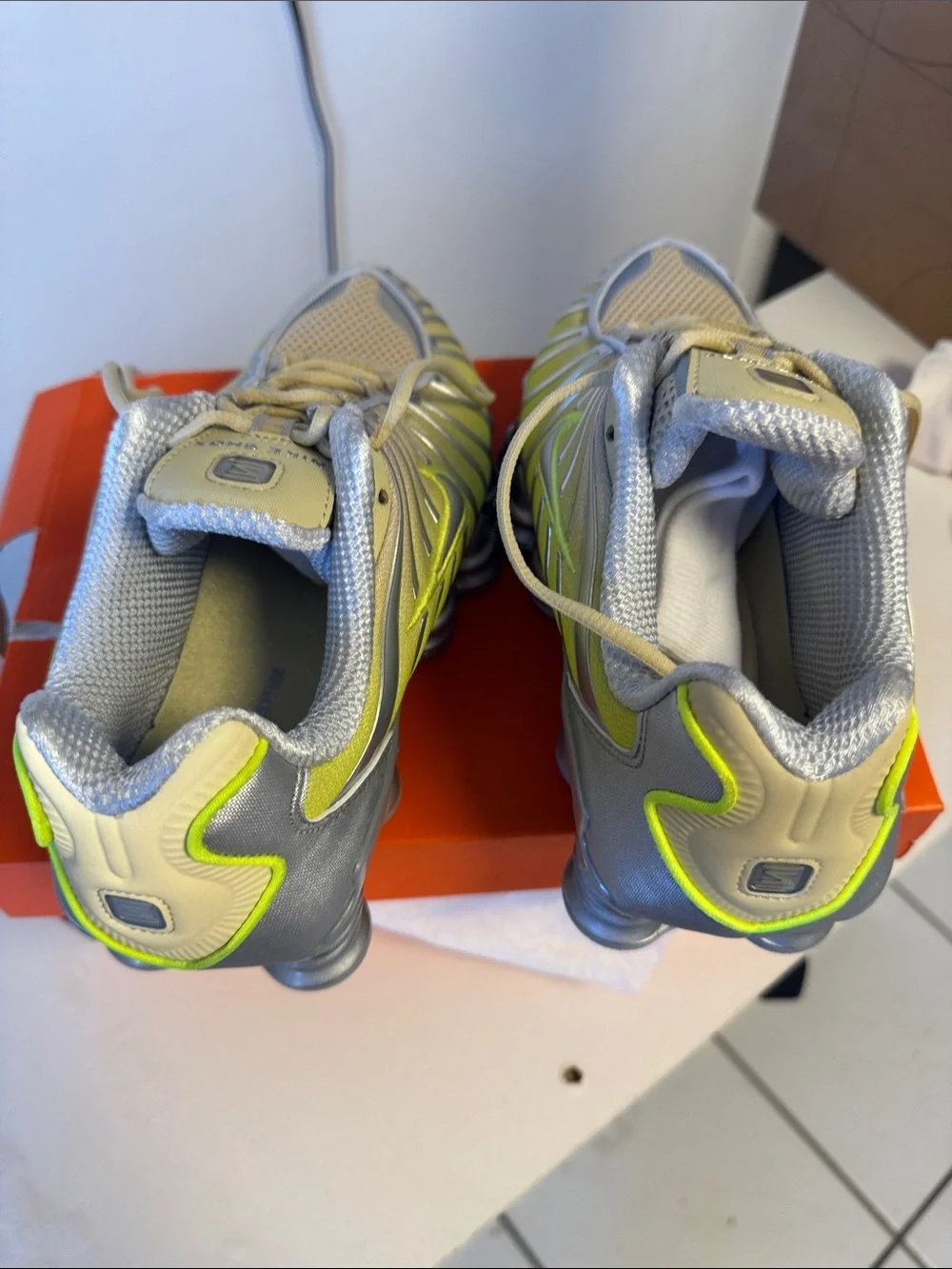 NEW Nike WOMAN Shox Low-Top Sneakers in Silver and Lime